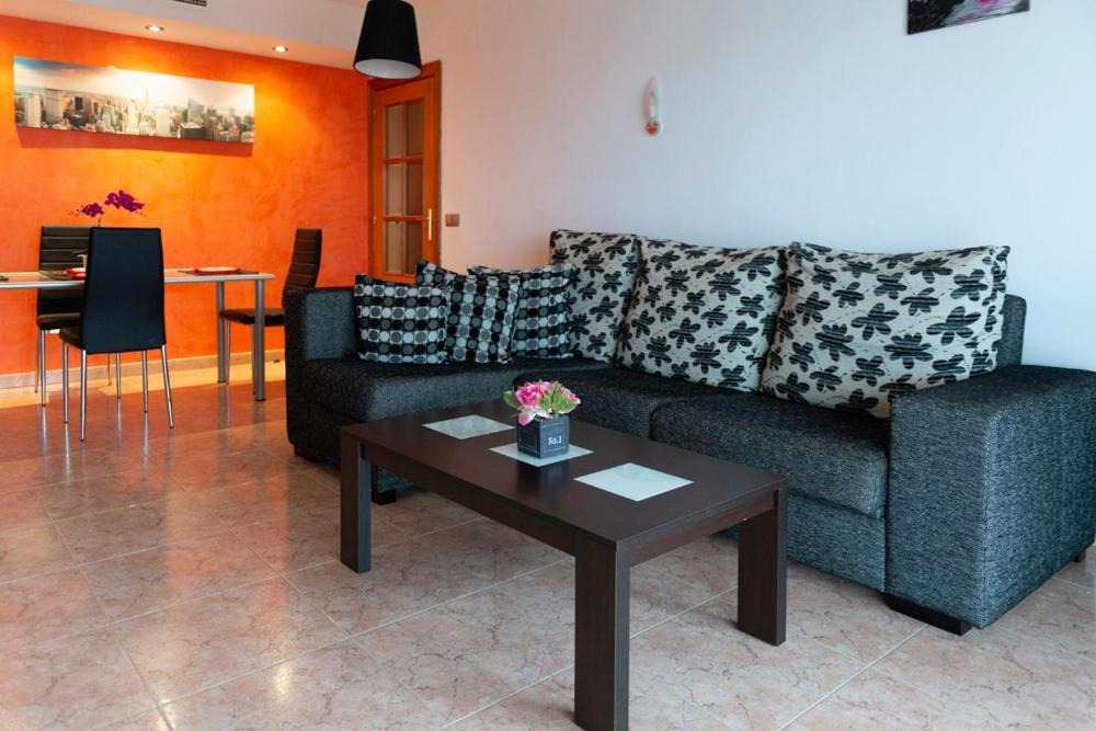 uma sala de estar com um sofá e uma mesa em Apartamento em Santa Susanna