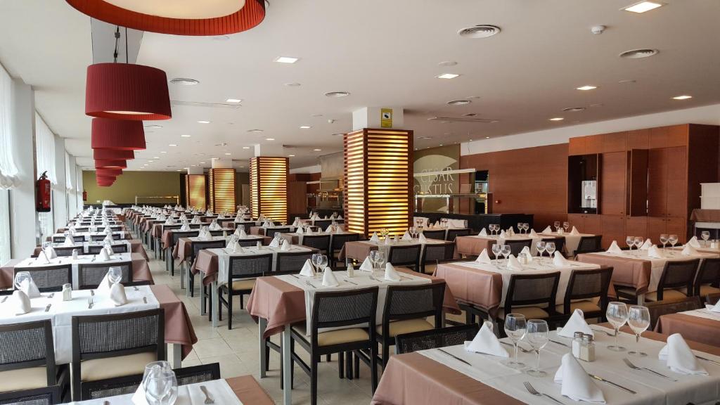 Reštaurácia alebo iné gastronomické zariadenie v ubytovaní Hotel Cesar Augustus