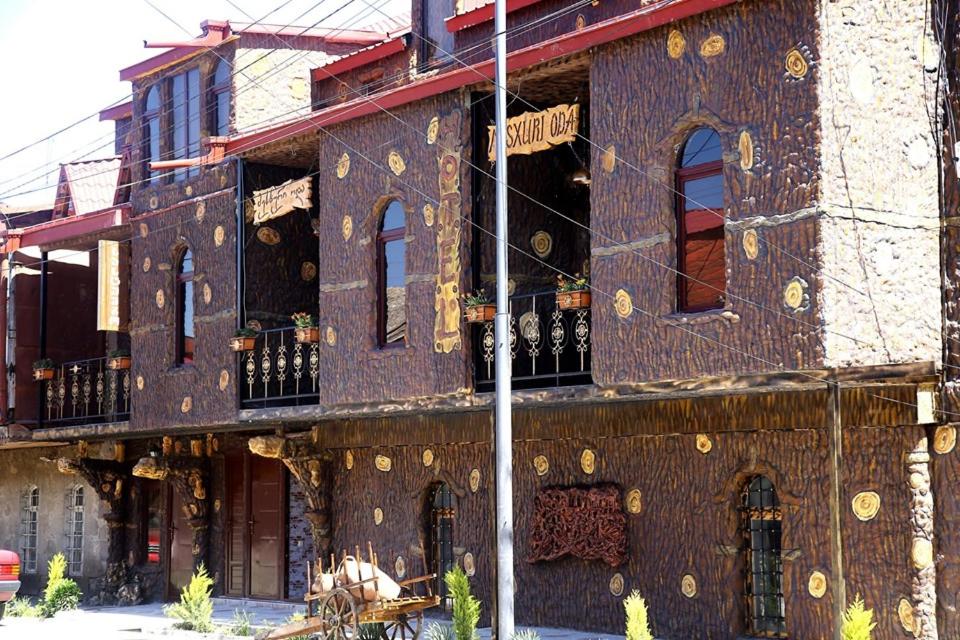 - un bâtiment en cours de rénovation avec des décorations dorées dans l'établissement mesxuri oda (BUXO), à Akhaltsikhé