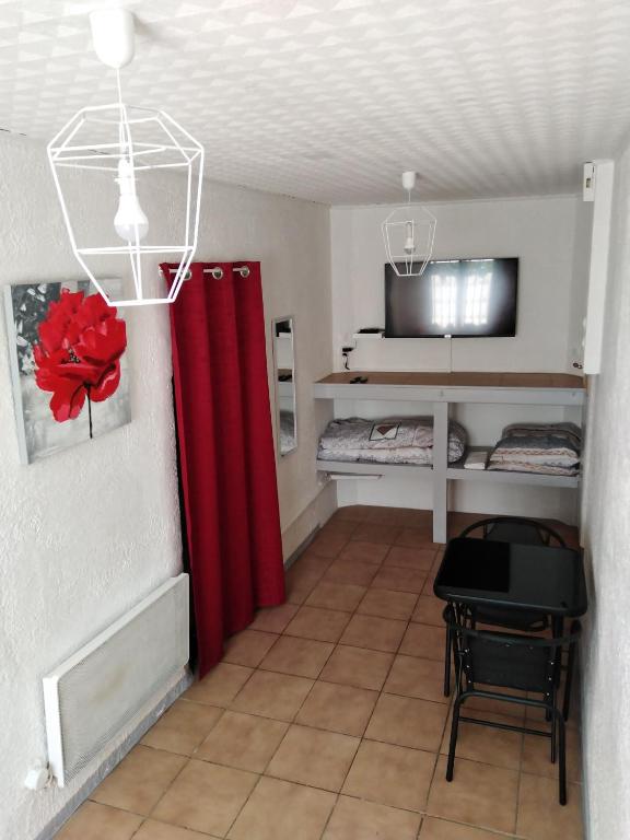 a room with a red curtain and a bed at Appartement T1 quartier château de Pau in Pau