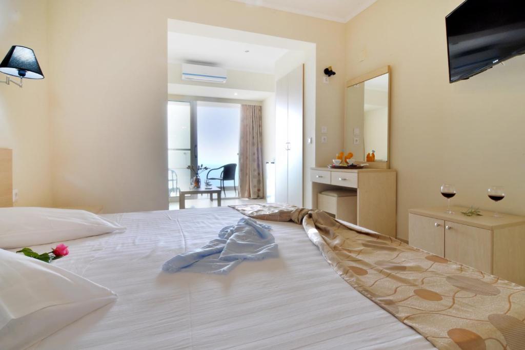 Postel nebo postele na pokoji v ubytování Golden Fox Studios and Suites