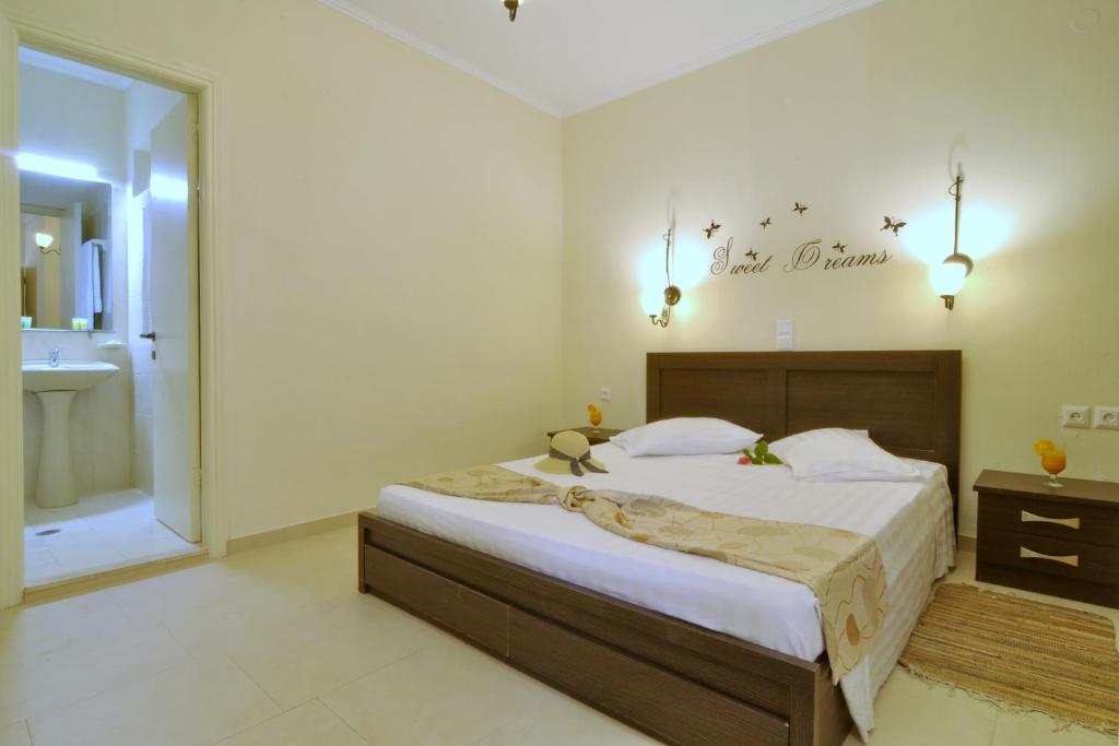 Postel nebo postele na pokoji v ubytování Golden Fox Studios and Suites