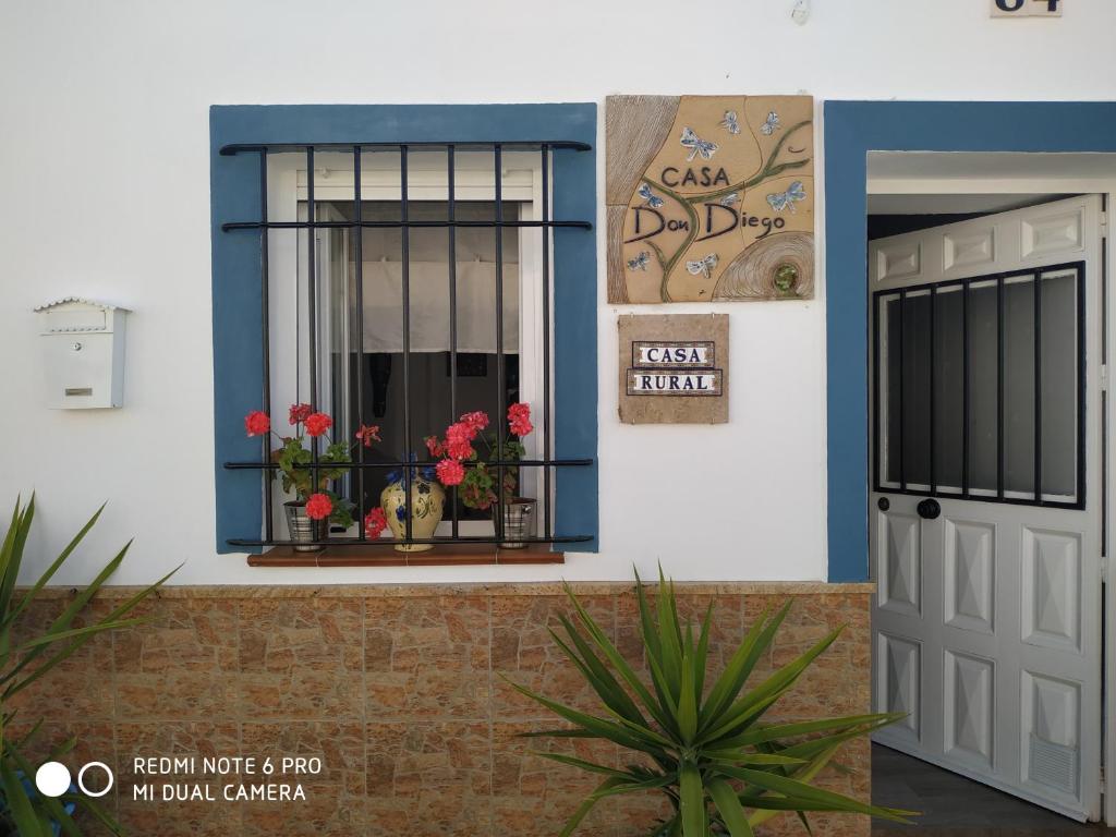 ein Haus mit einem Fenster mit Blumen darauf in der Unterkunft CASA DON DIEGO in Ardales