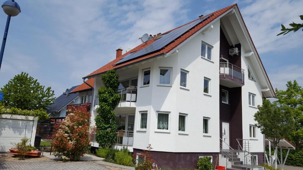ein großes weißes Haus mit rotem Dach in der Unterkunft Ferienwohnung Vikolisa in Bad Schonborn