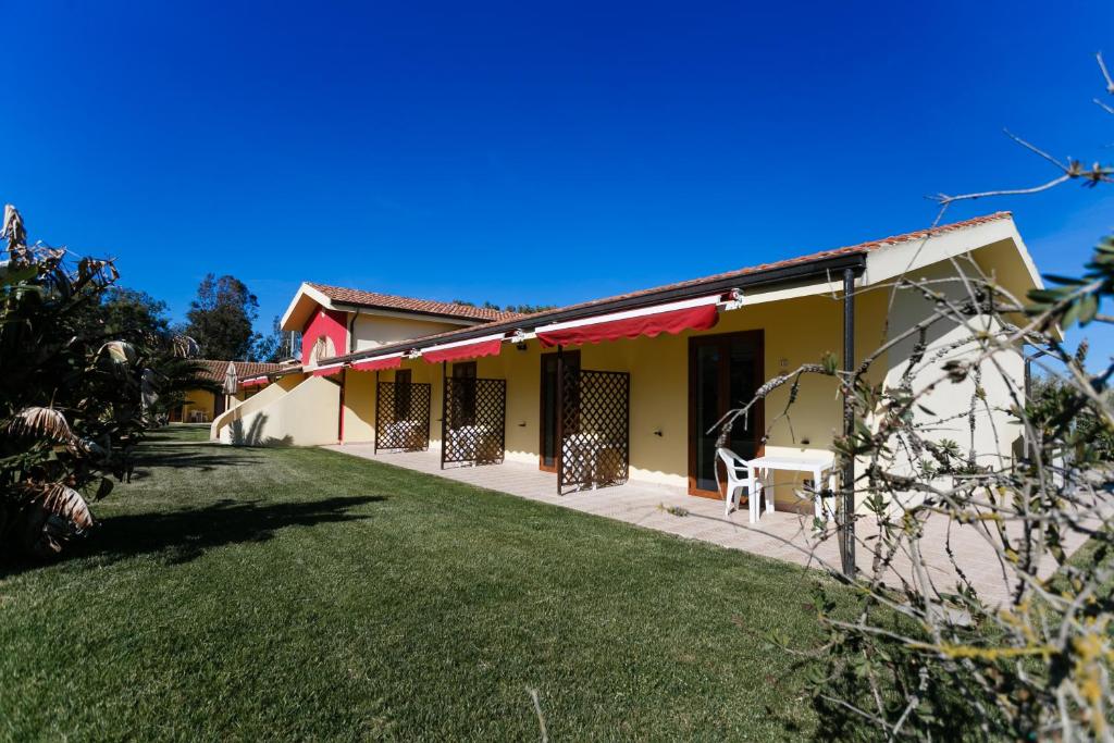 a house with a lawn in front of it at Su Soi in Càbras