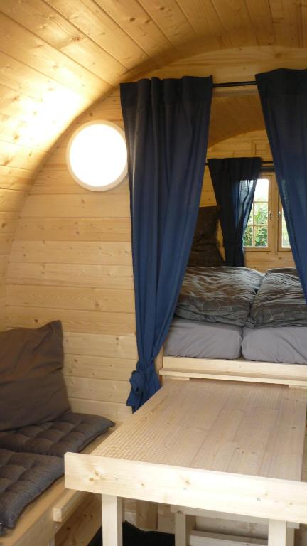 Habitación con 2 camas en una cabaña de madera en Gemütliches Schlaffass am Schwimmteich mit Heizung en Burg