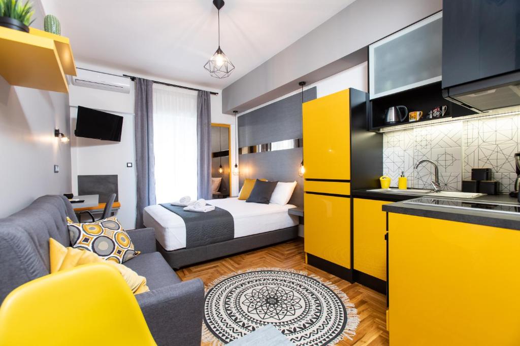 cocina y sala de estar con cama y sofá en Downtown Luxury Boutique Suites : the yellow suite, en Tesalónica