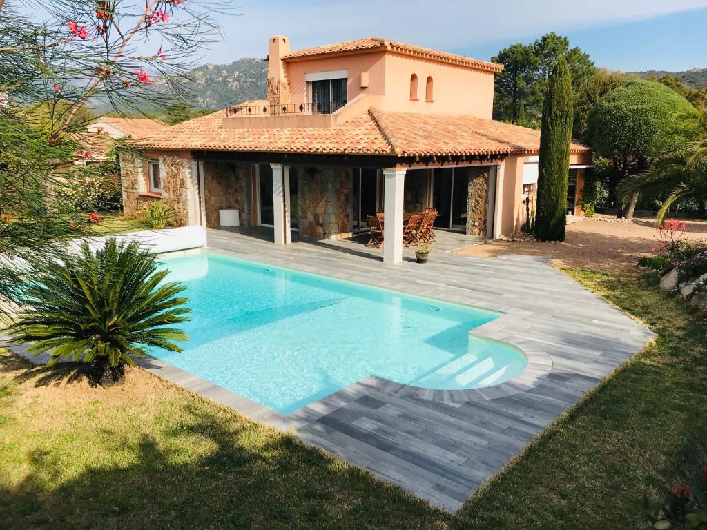 une villa avec piscine devant une maison dans l'établissement Villa Ste lucie de porto vecchio, à Sainte-Lucie de Porto-Vecchio