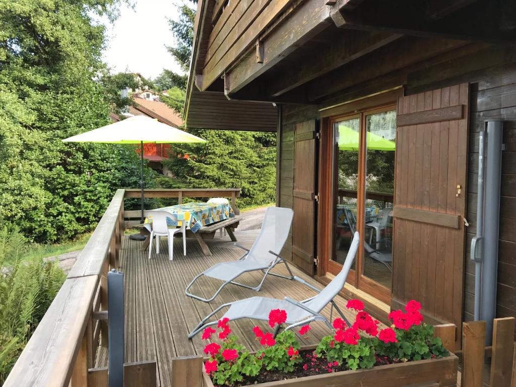 Balkón nebo terasa v ubytování Chalet LE TREMPLIN - wifi, BBQ, parking
