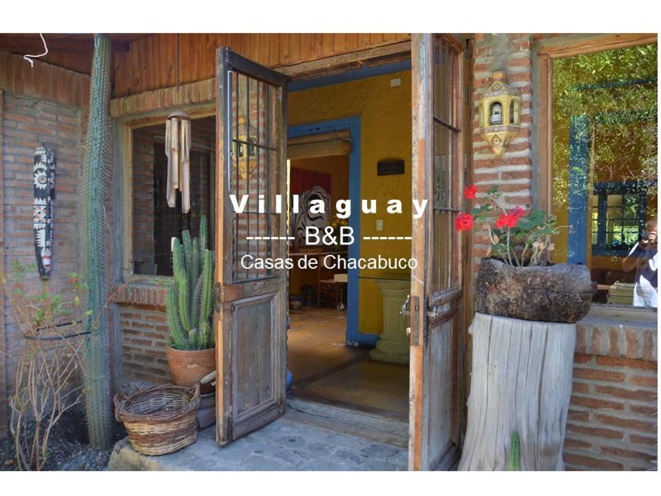 una puerta abierta a una casa con un cactus en Villaguay B&B, en Casas de Chacabuco