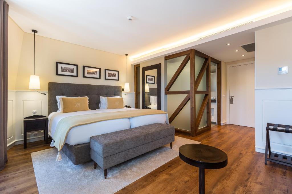 1 dormitorio grande con 1 cama grande y 1 mesa en Lisbon Wine Hotel, en Lisboa
