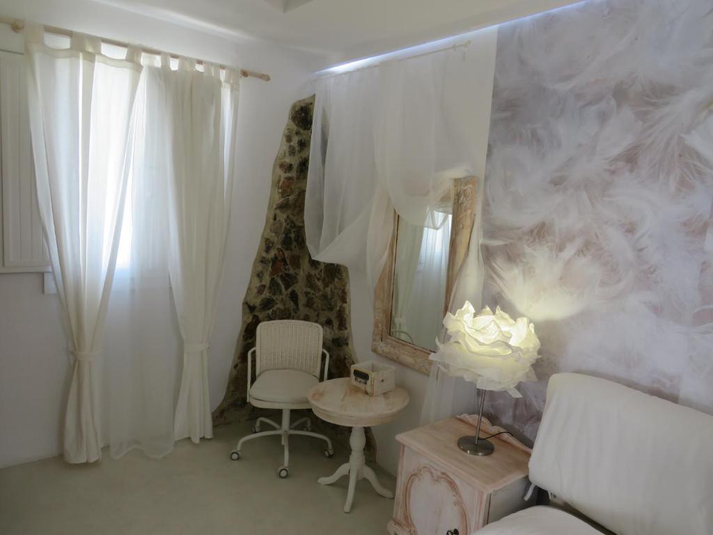 オルノスにあるSalure homeのベッド、テーブル、鏡が備わる客室です。