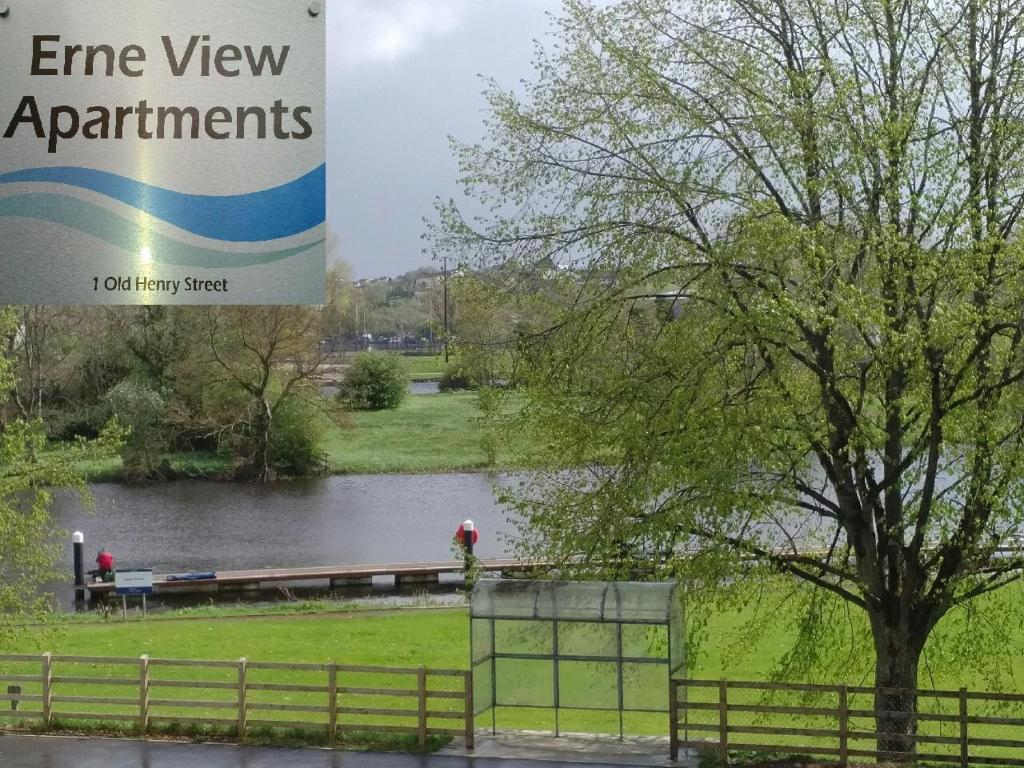 um sinal em frente a um parque com um lago em Erne View Apartments 1C - Lakeside Apartment Enniskillen em Enniskillen