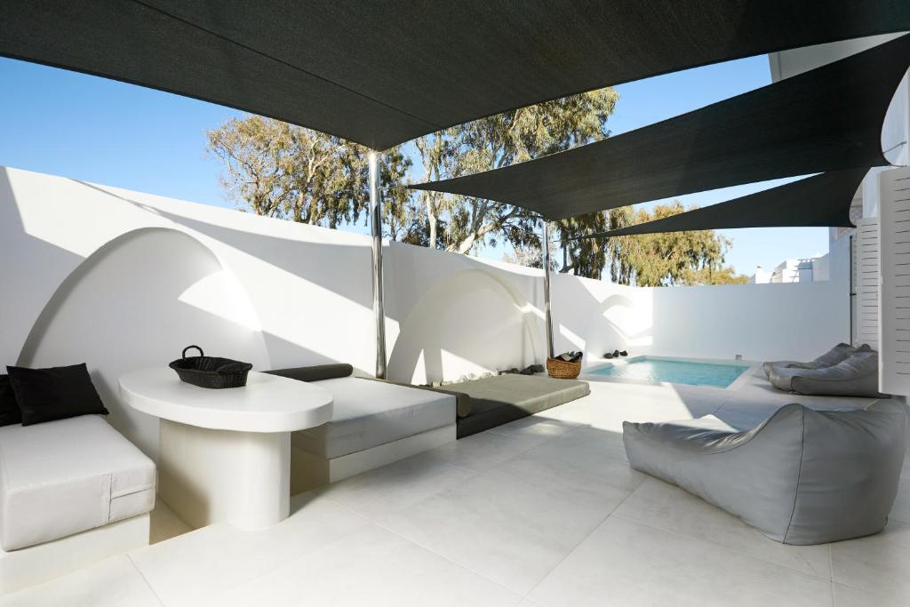 un soggiorno con divano e tavolo di Le Blanc Resort - Two Luxury Villas a Mesariá