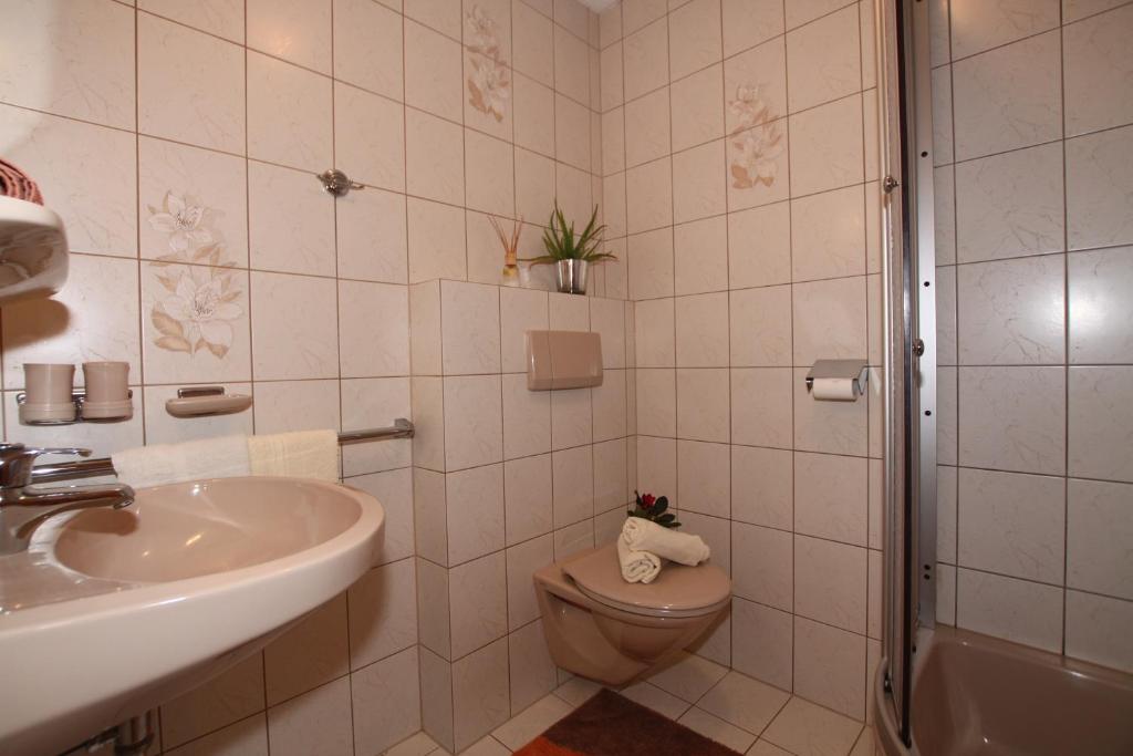 Koupelna v ubytování Landhaus Granat
