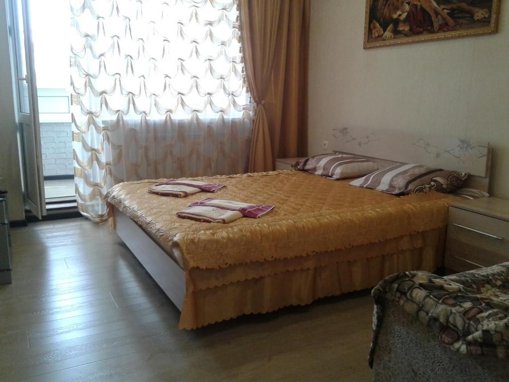 キスロヴォツクにあるАпартаментыのベッドルーム1室(ベッド1台、タオル2枚付)
