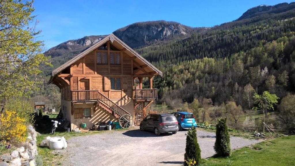 a log cabin with a car parked in front of it at Chalet Gyronde in Vallouise