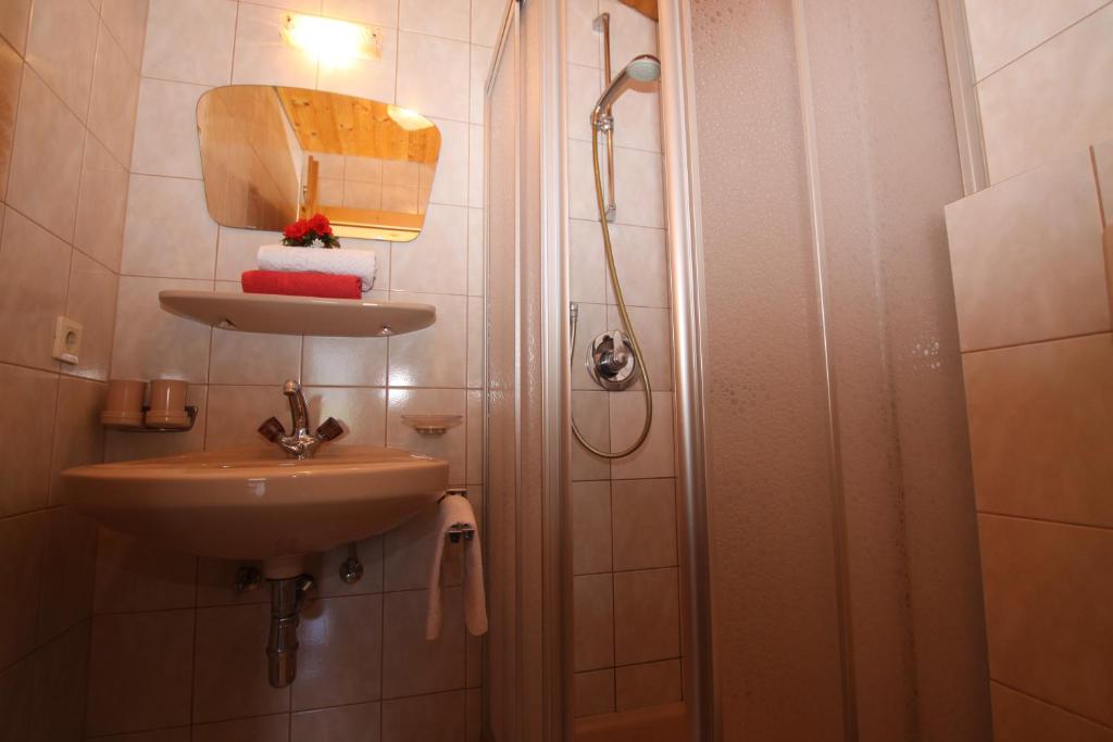 Koupelna v ubytování Landhaus Granat