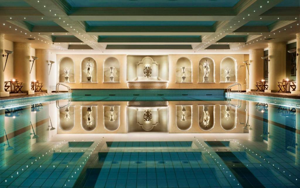 Het zwembad bij of vlak bij Grand Hotel Dino