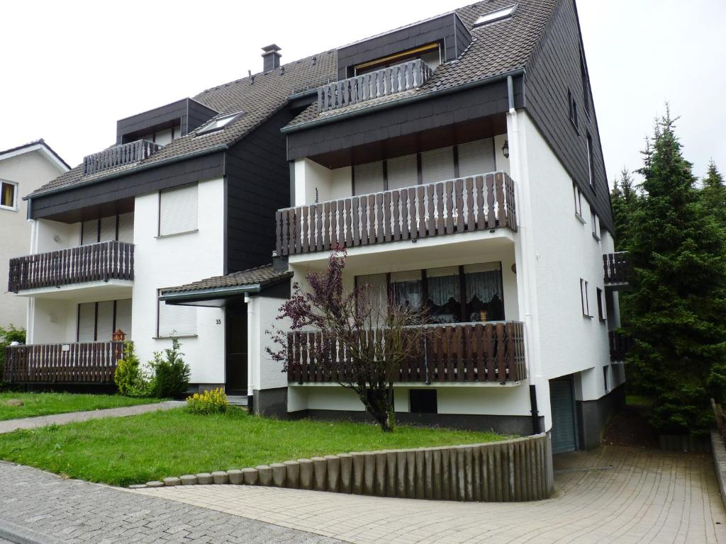 una casa blanca con techo negro en Ferienwohnung Mörchen, en Winterberg