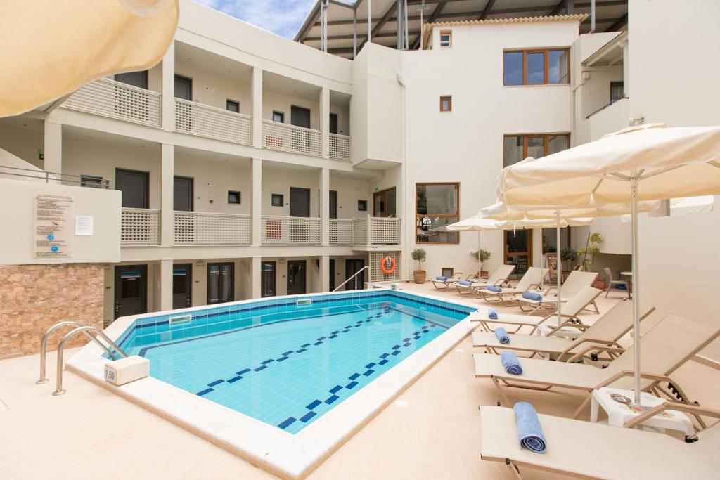 Bazén v ubytování Anita Beach Hotel- Adults Only nebo v jeho okolí