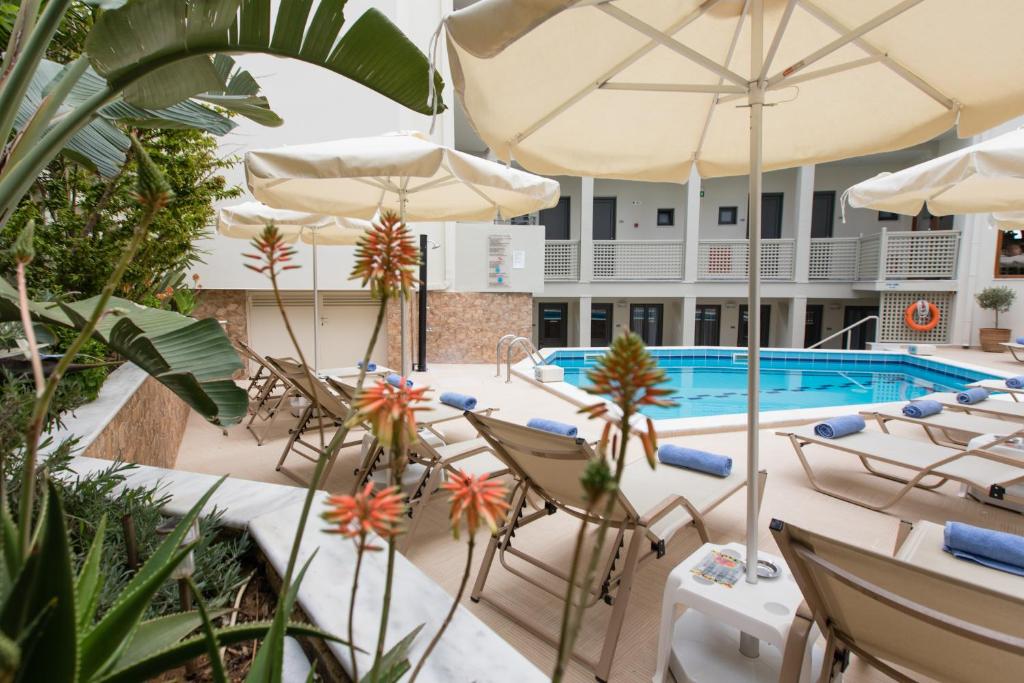 Bazén v ubytování Anita Beach Hotel- Adults Only nebo v jeho okolí