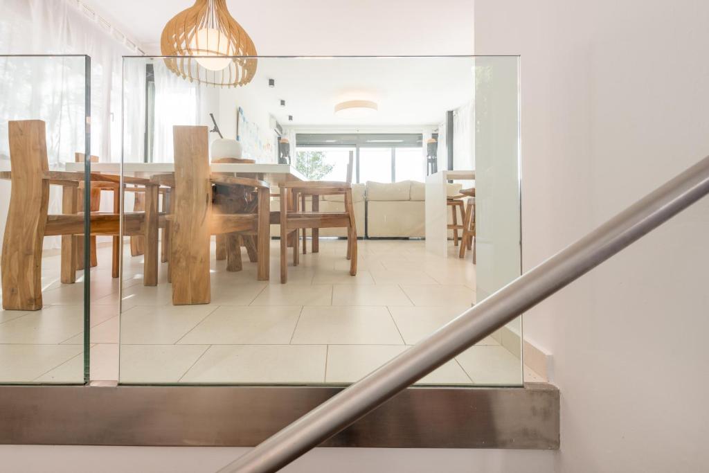 a dining room and kitchen with a table and chairs at Nyumba ya Sun in Cala Tarida