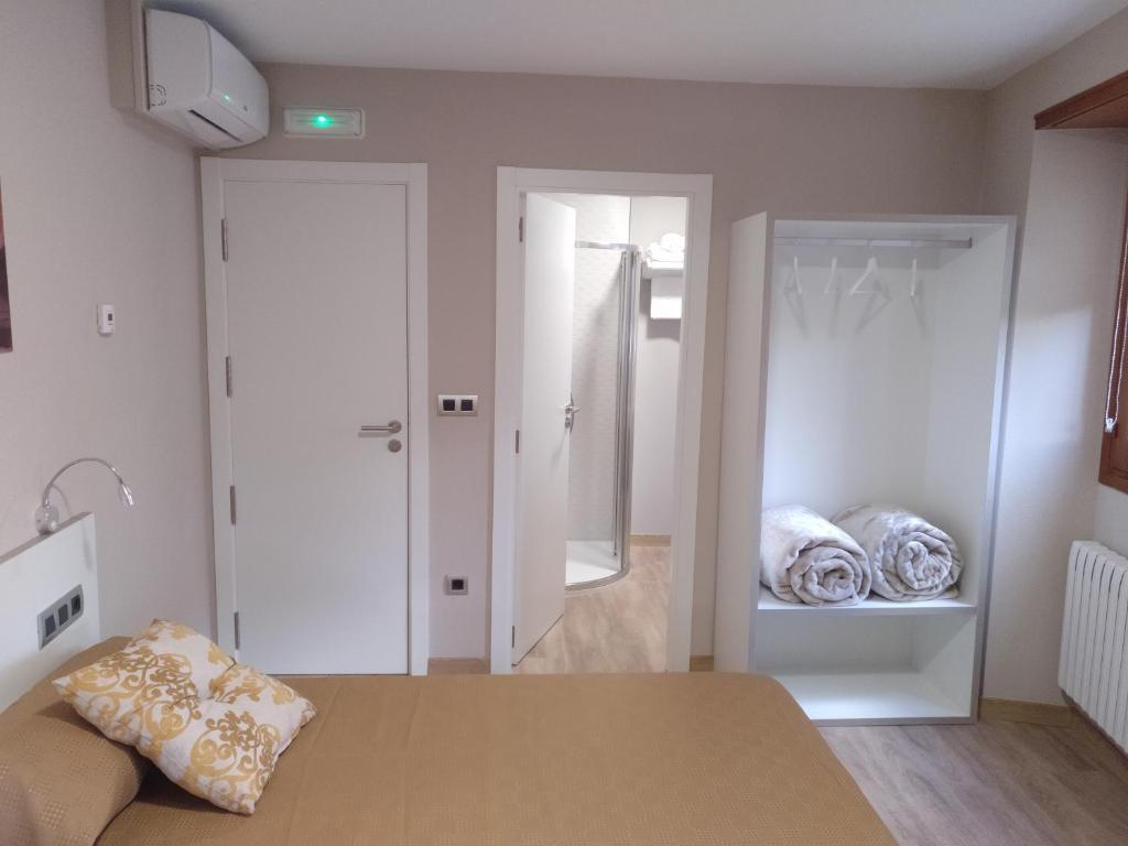 A bed or beds in a room at Travesia Rooms