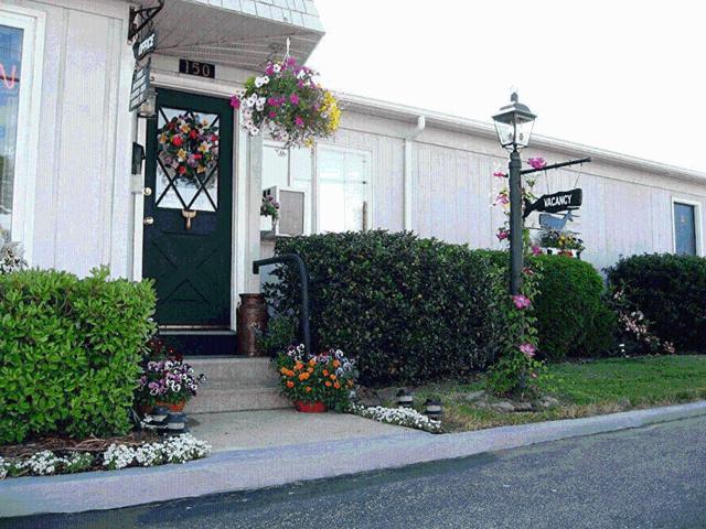 een huis met een deur met bloemen erop bij Sea Whale Motel in Middletown