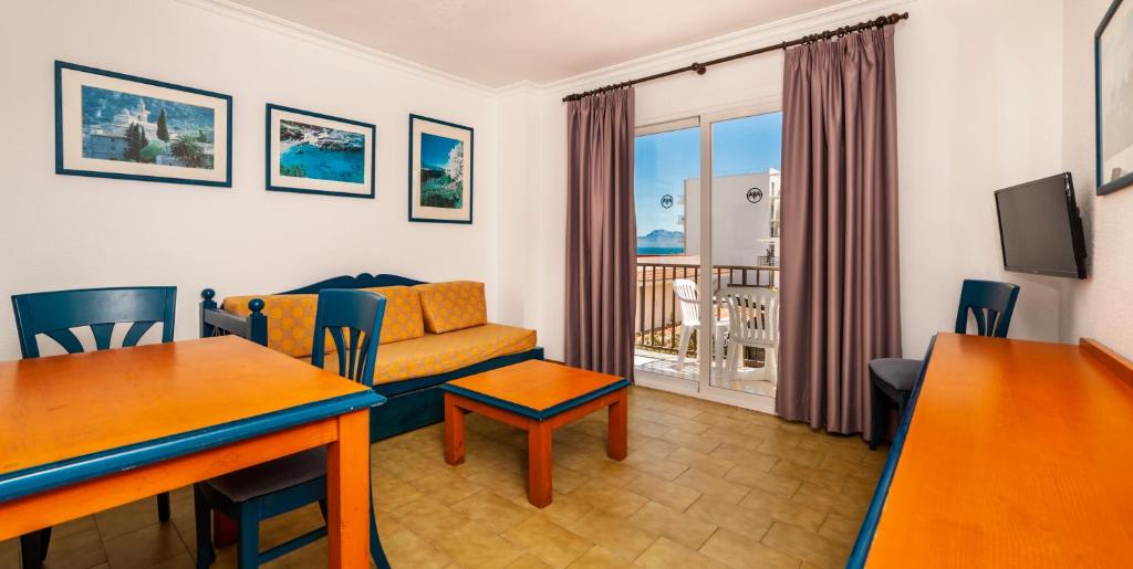 TV a/nebo společenská místnost v ubytování Apartamentos Charlys Can Picafort