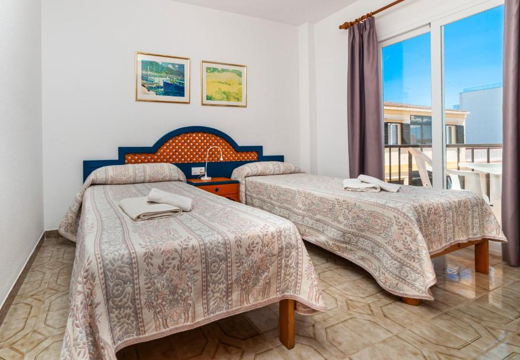 Postel nebo postele na pokoji v ubytování Apartamentos Charlys Can Picafort