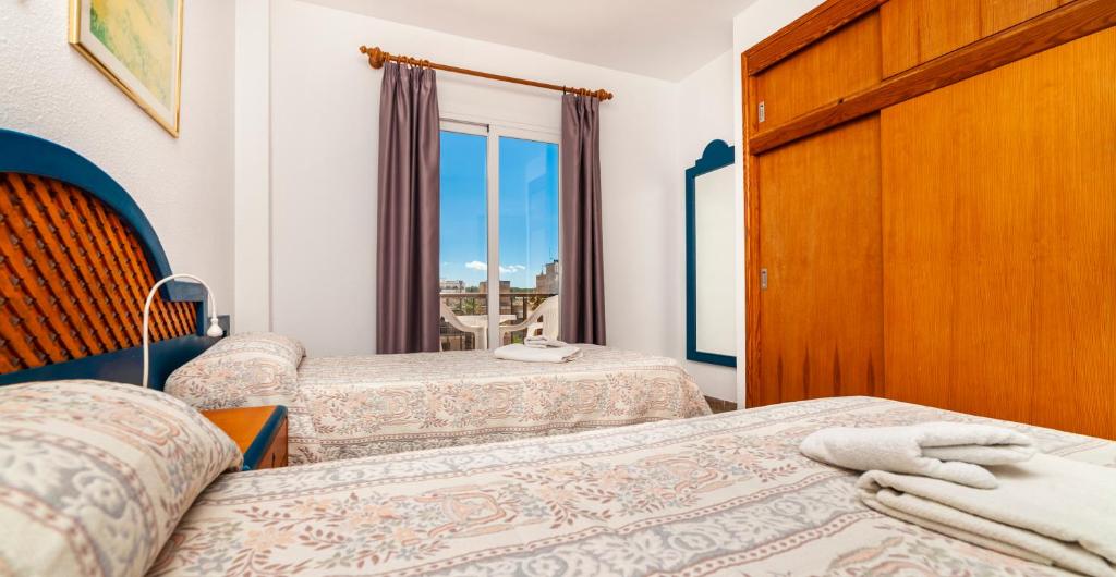 Postel nebo postele na pokoji v ubytování Apartamentos Charlys Can Picafort