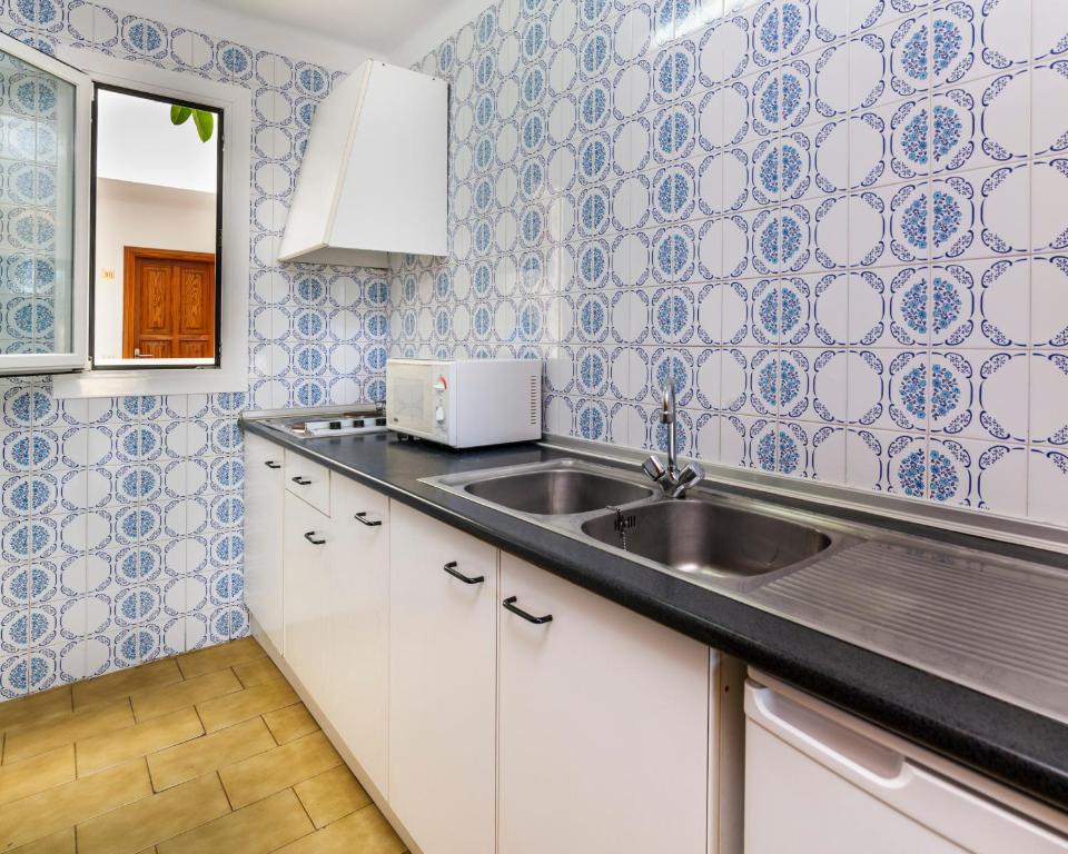 Kuchyň nebo kuchyňský kout v ubytování Apartamentos Charlys Can Picafort