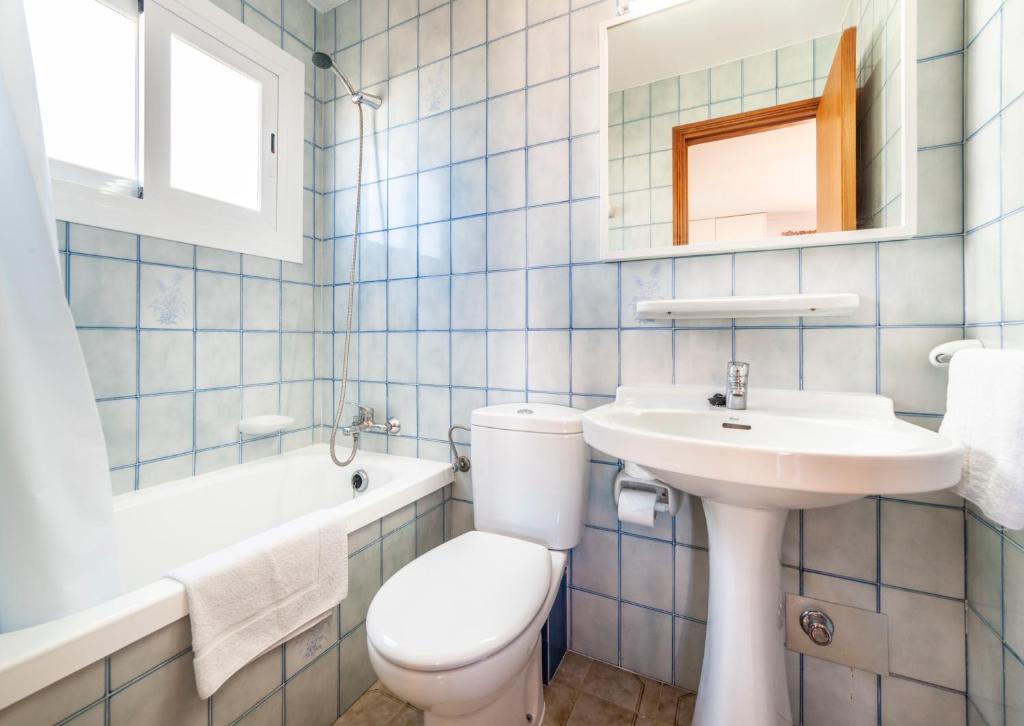 Koupelna v ubytování Apartamentos Charlys Can Picafort