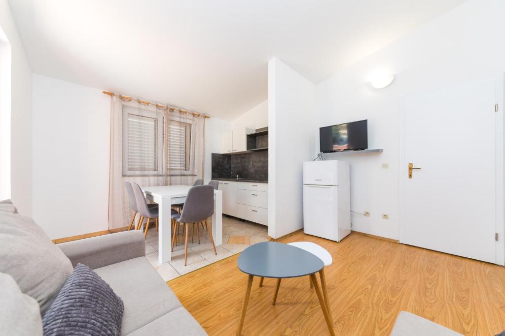 TV a/nebo společenská místnost v ubytování Apartments Gavran
