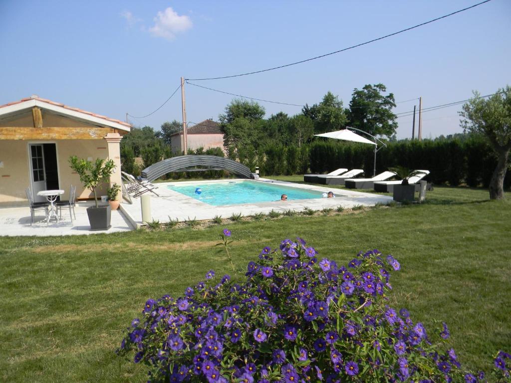 Bazén v ubytování L'OUSTAL D'ADELE proche Canal du Midi et Moissac nebo v jeho okolí