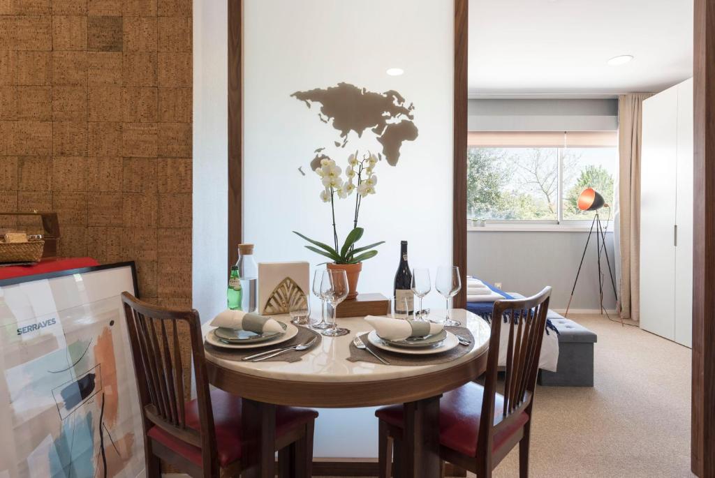 een eetkamer met een tafel met stoelen en een wereldkaart aan de muur bij CN150 boutique studio, charming flat in Porto