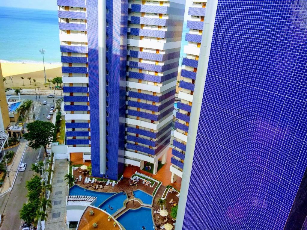 an overhead view of a tall building with a pool at Apartamento com 2 quartos no Beach Class Fortaleza in Fortaleza