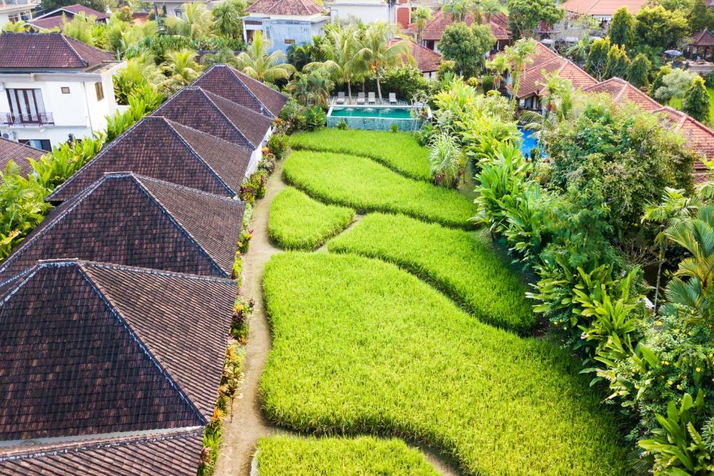 una vista aérea de un jardín con césped verde en Abipraya Ubud en Ubud