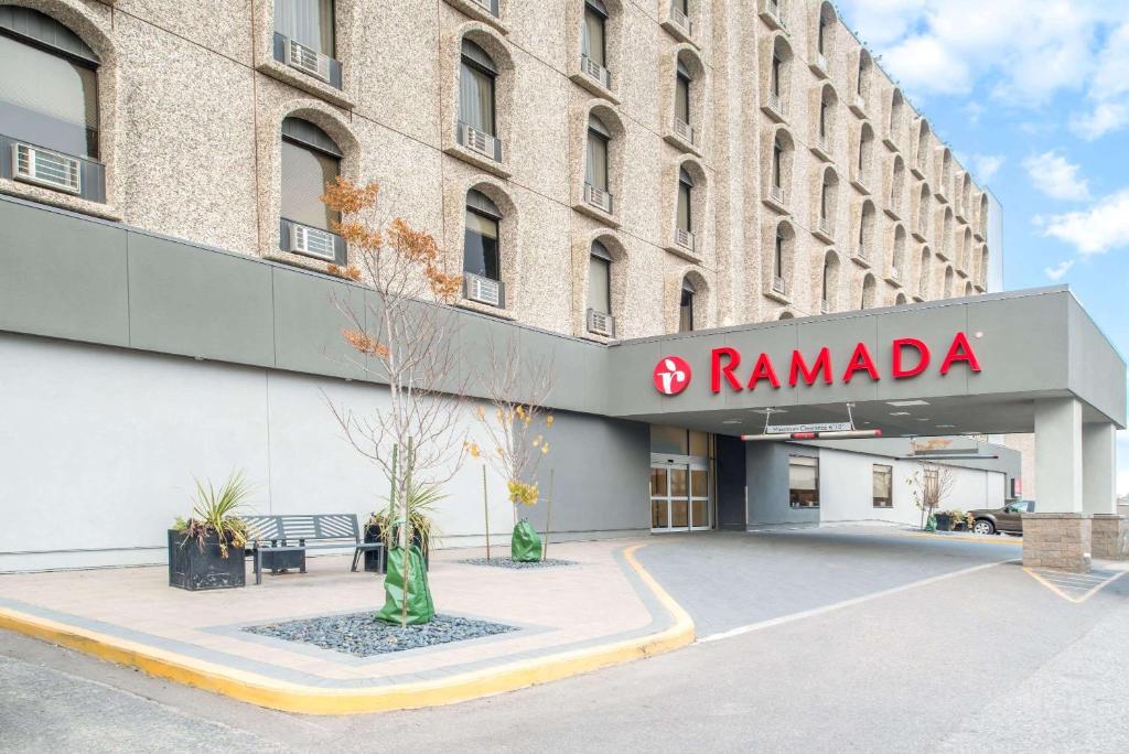 un edificio con un cartel que lee ramada en Ramada by Wyndham Saskatoon, en Saskatoon