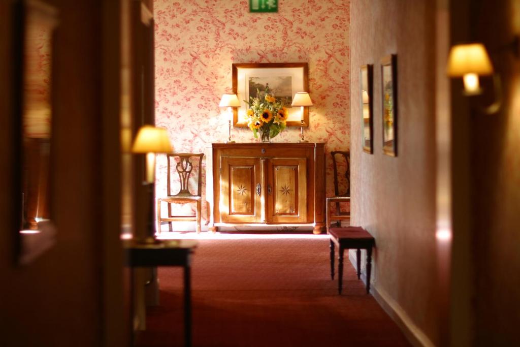 a room with a bed and a picture on the wall at Hotel Stadt Hamburg in Westerland