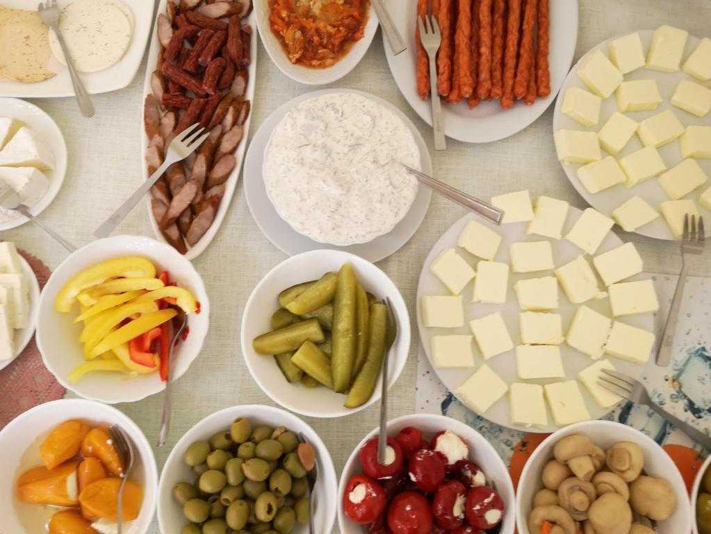 OŚRODEK WYPOCZYNKOWY NAD STAWEM - kameralny wybierany przez Gości ceniących ciszę, smaczne śniadania i komfortowy wypoczynek w bezpośrednim sąsiedztwie parku zdrojowego - 8