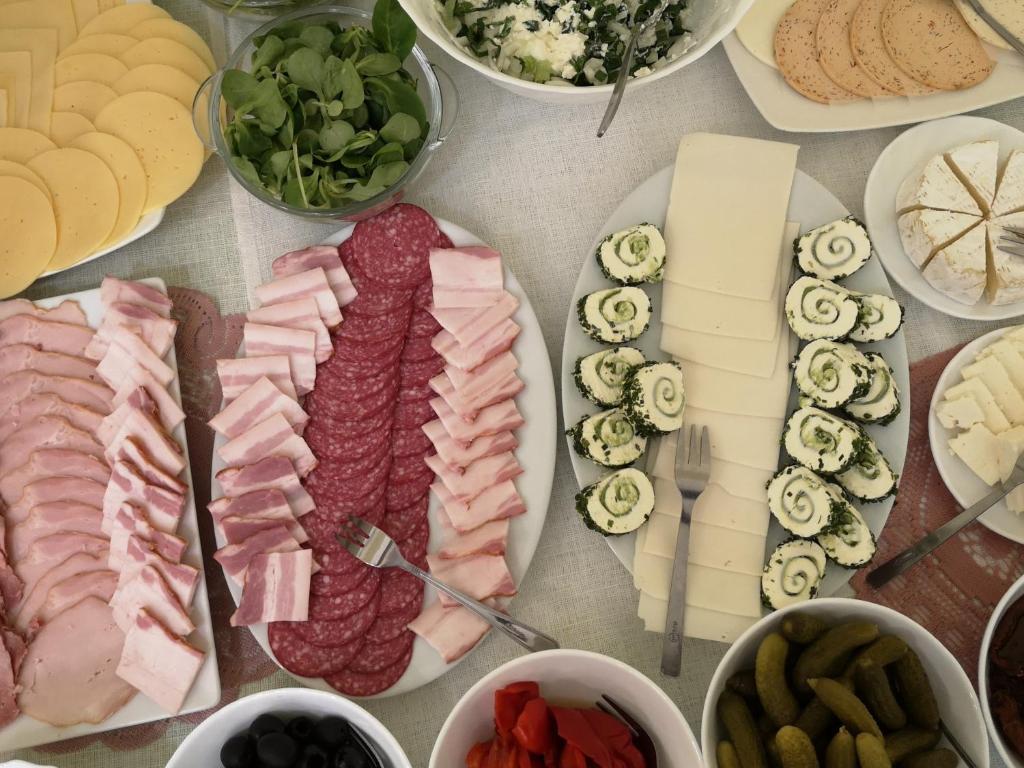 OŚRODEK WYPOCZYNKOWY NAD STAWEM - kameralny wybierany przez Gości ceniących ciszę, smaczne śniadania i komfortowy wypoczynek w bezpośrednim sąsiedztwie parku zdrojowego - 7