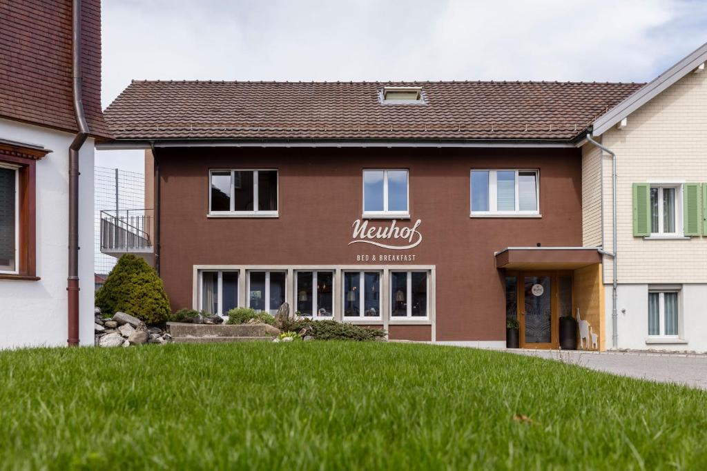 un edificio con un cartel en la parte delantera en Neuhof Gäste-& Schokohaus en Appenzell