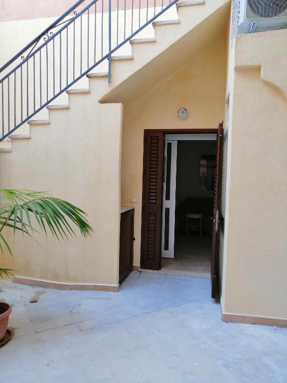 a staircase leading up to a house with a door at Casa per Vacanze a Marsala in Marsala