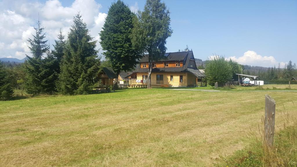 dom pośrodku pola w obiekcie ROZTOKI Four Seasons w mieście Witów