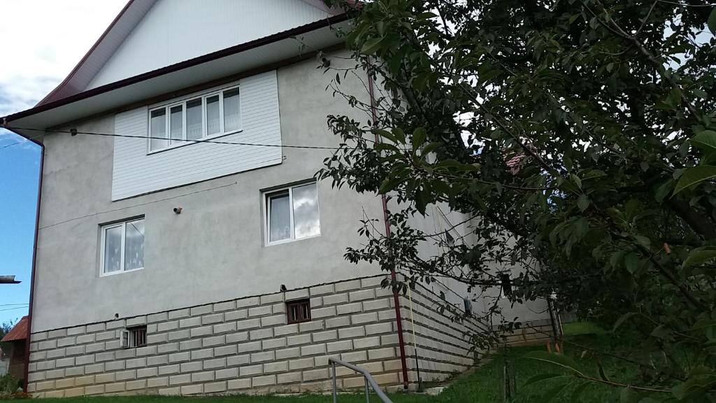 biały budynek z oknami na boku w obiekcie raduga karpat w Jaremczach