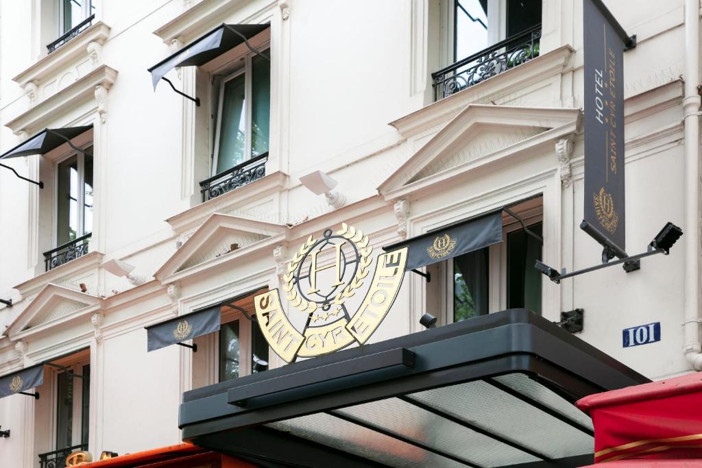 un edificio con un reloj al costado. en Hotel Saint Cyr Etoile, en París