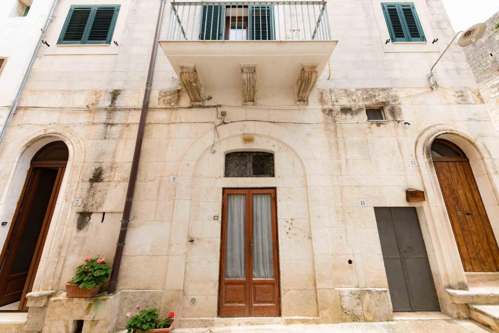 an old building with doors and windows at Casa vacanza La Stradella in Ostuni