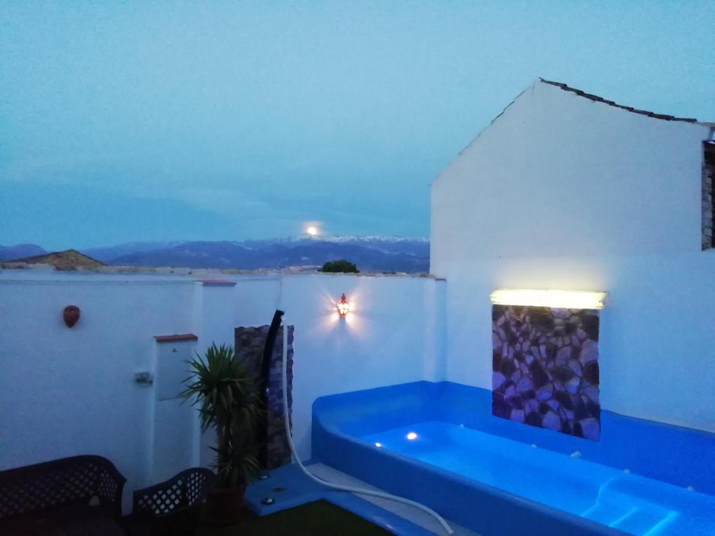 una vasca blu seduta sul lato di un edificio di Apartamentos la Vega de Granada ad Ambroz